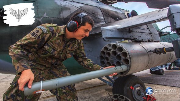 Concurso da Aeronáutica: militar introduz míssil em aeronave da Força Aérea Brasileira - Divulgação