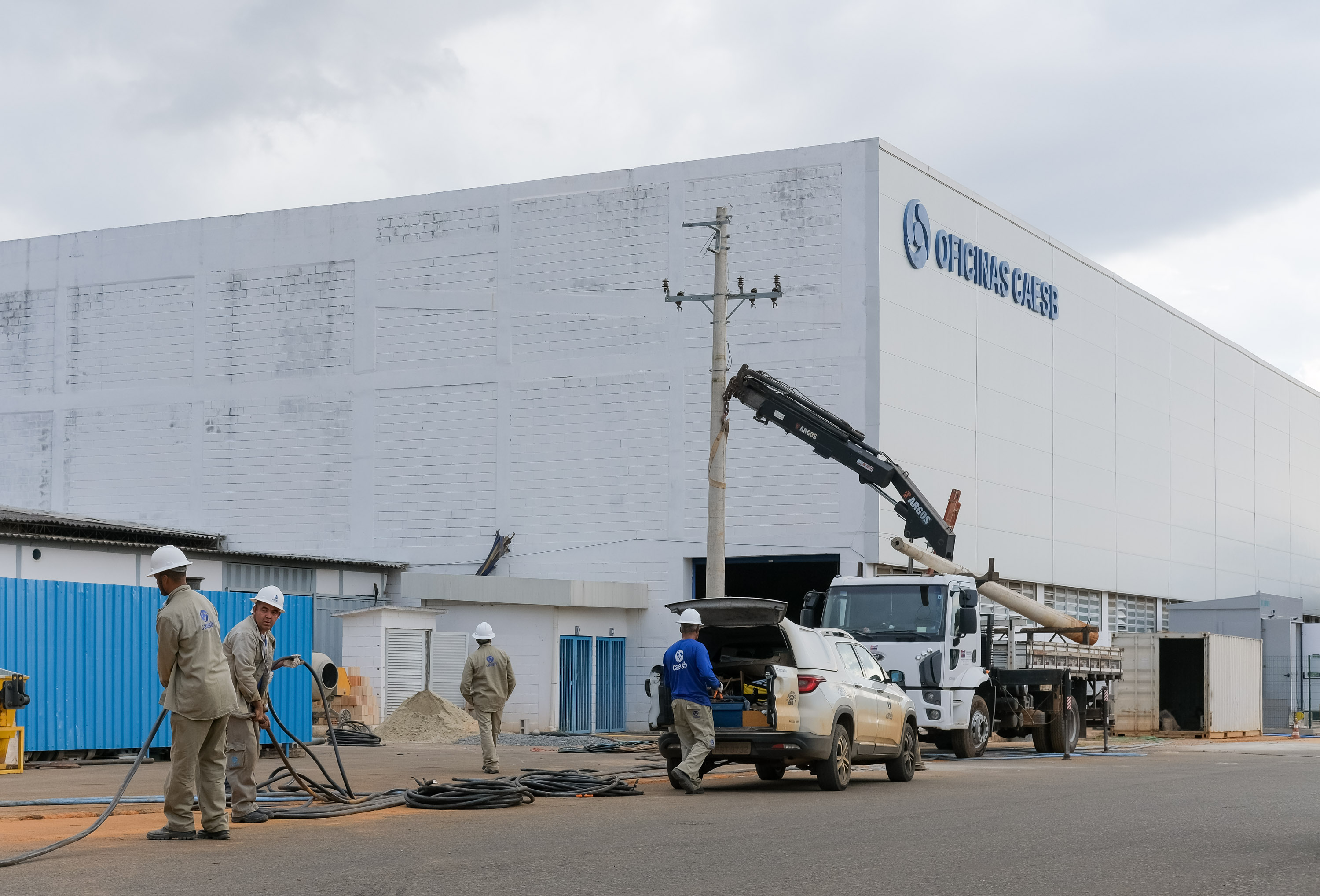 Até R$ 10,8 mil e 302 vagas; concurso CAESB iminente!