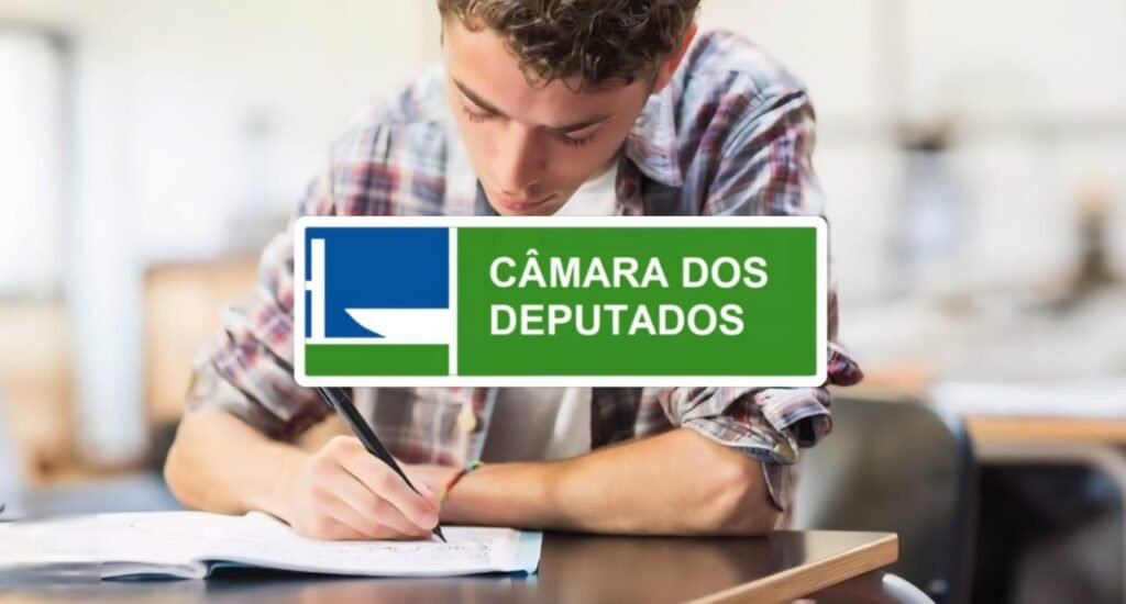 Concurseiro estudando e treinando sobre os possíveis temas das questões discursivas do concurso Câmara dos Deputados.